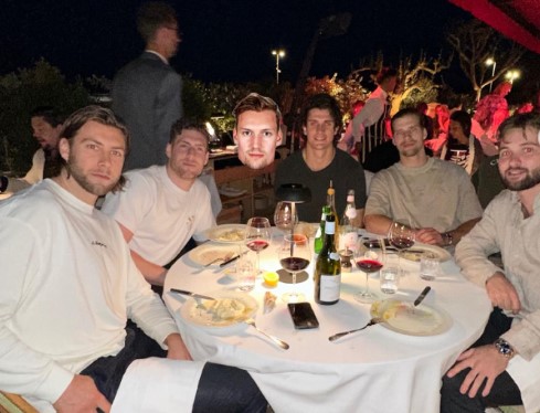 Pierre-Luc Dubois passe du bon temps avec ses coéquipiers de Winnipeg