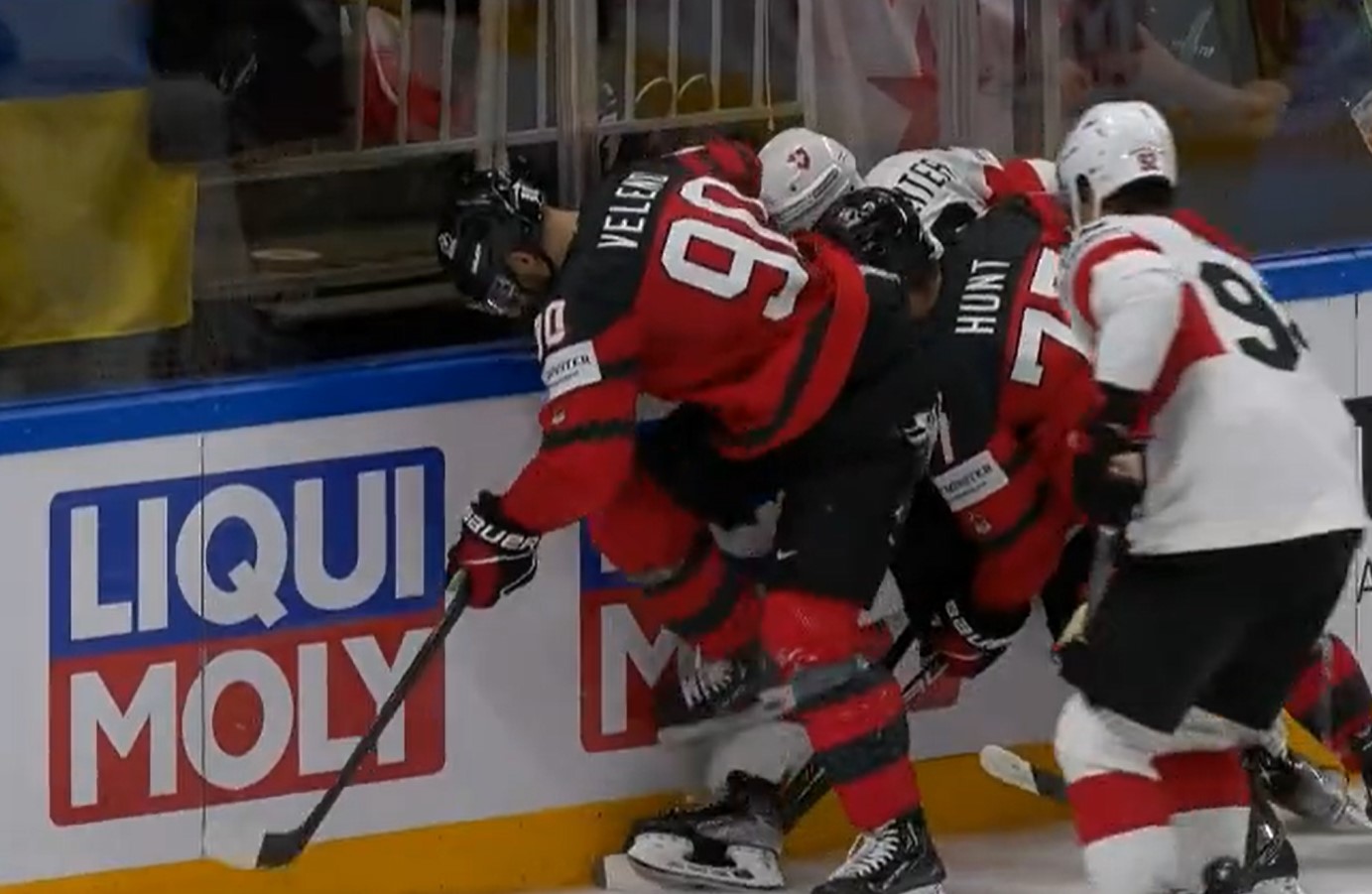 Joe Veleno donne un horrible coup de patin sur la cheville d'un adversaire