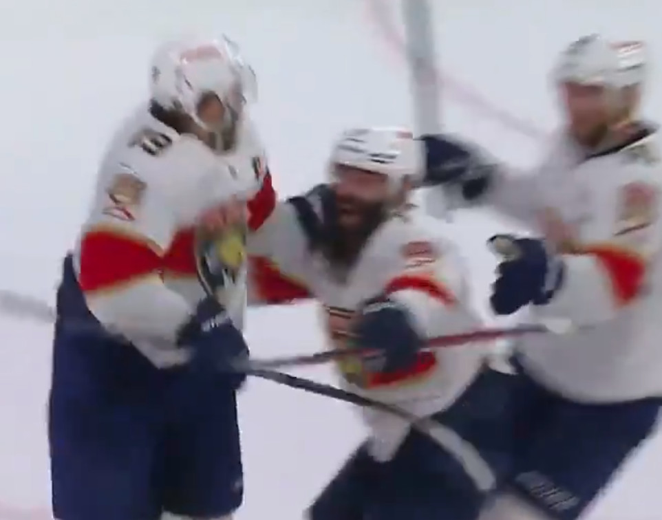 Matthew Tkachuk joue les héros en quatrième prolongation