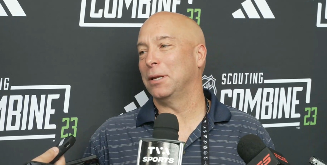 Kent Hughes est très actif avec son téléphone, surtout depuis hier soir