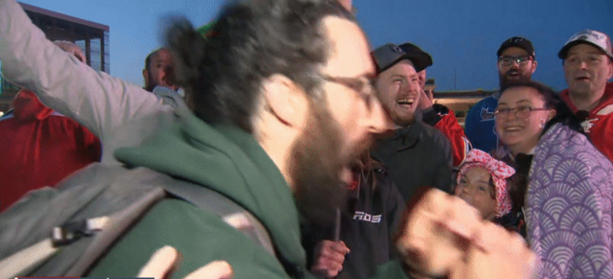 Un hurluberlu mime une fellation en ondes pour célébrer la victoire des Remparts