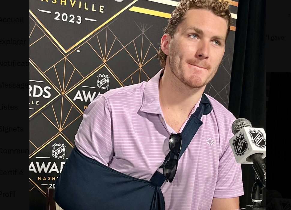 Matthew Tkachuk porte une attelle au bras droit