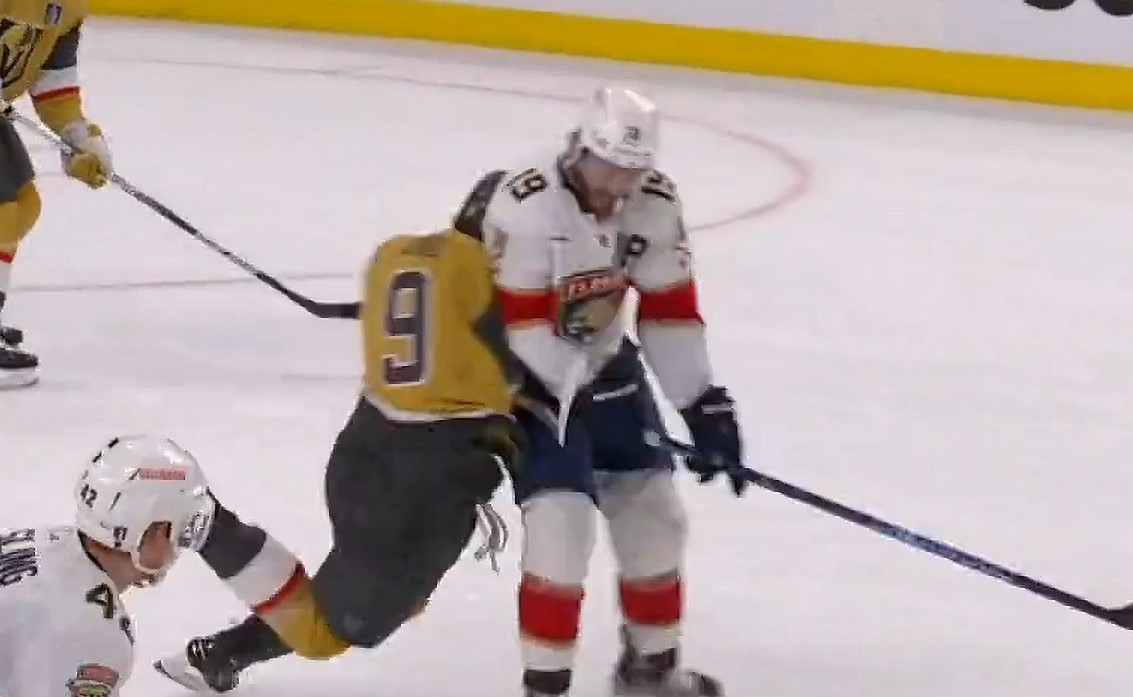 Matthew Tkachuk : 10 minutes d'inconduite suite à une grosse mise en échec sur Jack Eichel