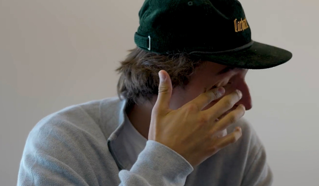 C'est un David Reinbacher émotif qui a signé son contrat d'entrée