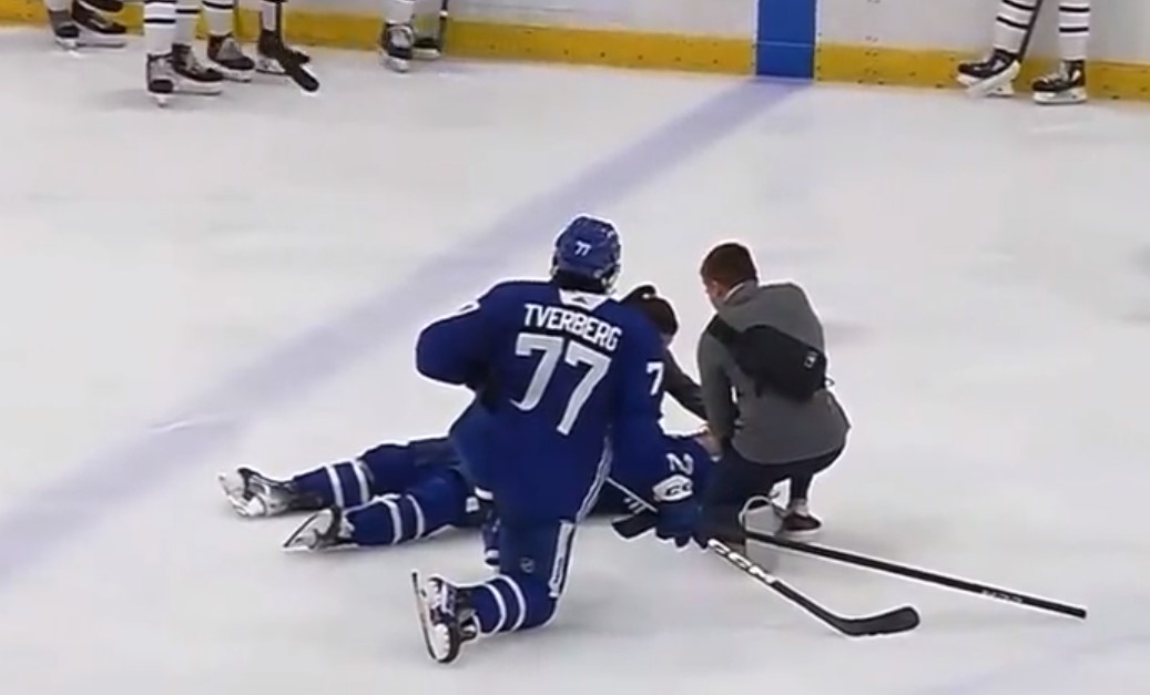 Maple Leafs : un gros espoir subit une commotion après une lourde mise en échec