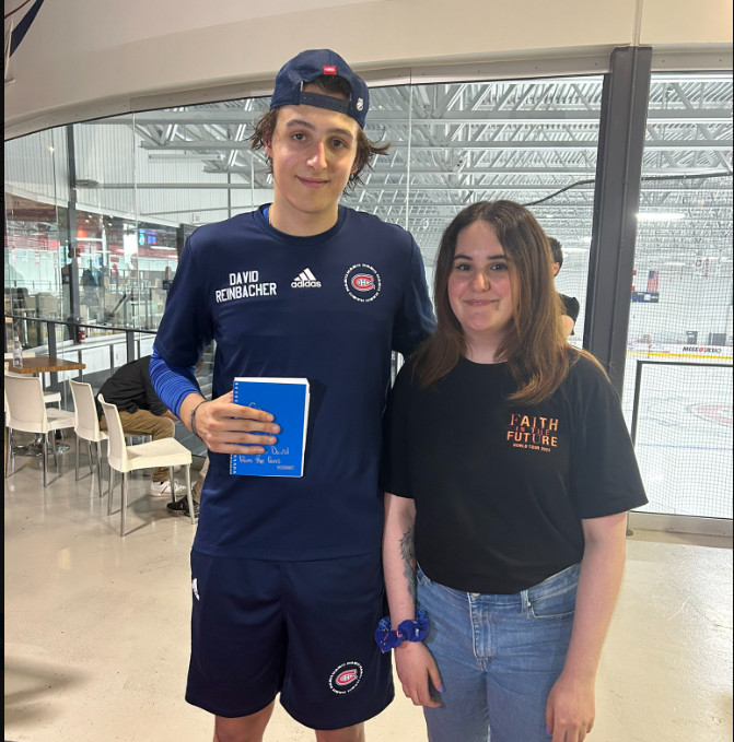 Des partisanes offrent à David Reinbacher un livre de bons mots (pour qu'il se sente apprécié)