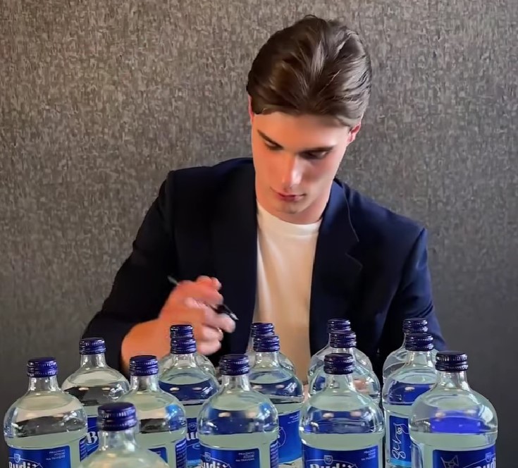 Concours : vous pourriez gagner une bouteille d'eau autographiée par Juraj Slafkovsky