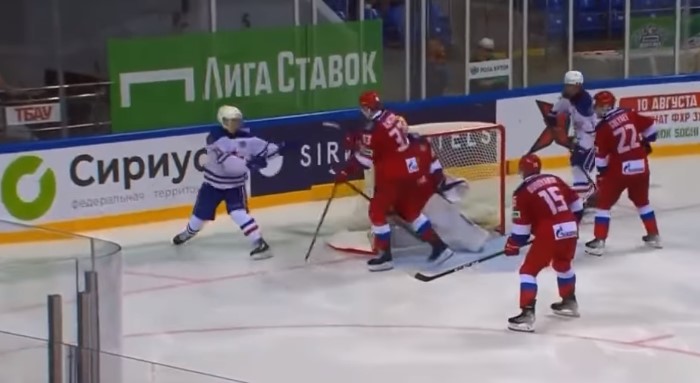 Images : Matvei Michkov tente (encore) une feinte Michigan en plein match