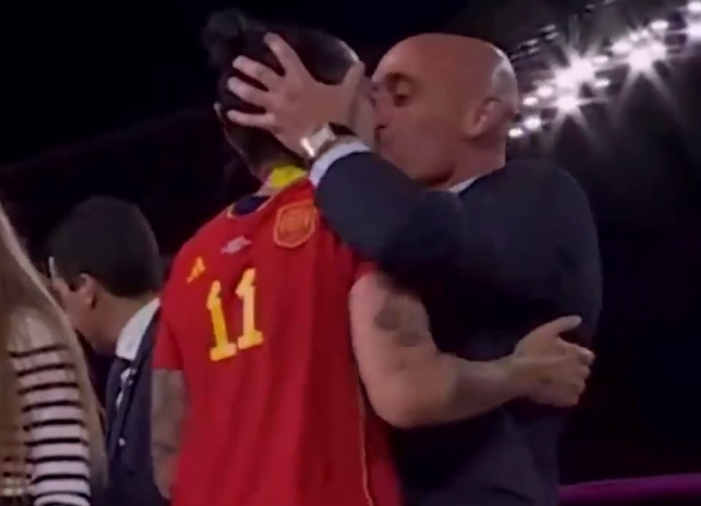 La FIFA suspend Luis Rubiales pour avoir embrassé une joueuse sans son consentement