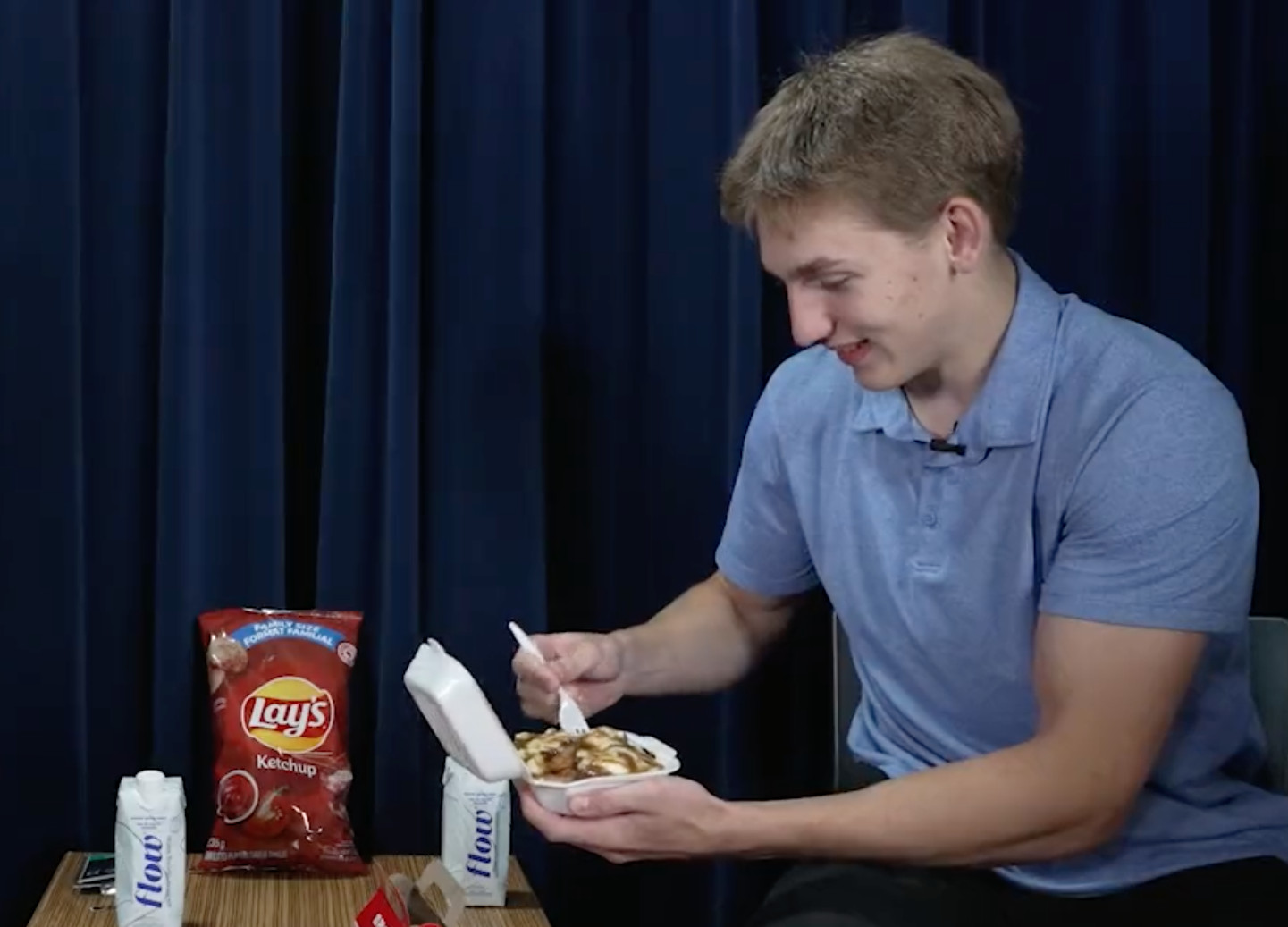 Lane Hutson goûte à une poutine pour la première fois et note des «snacks» canadiens