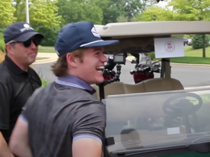 Cole Caufield n'hésite pas à payer les cafés des gens derrière lui au service au volant