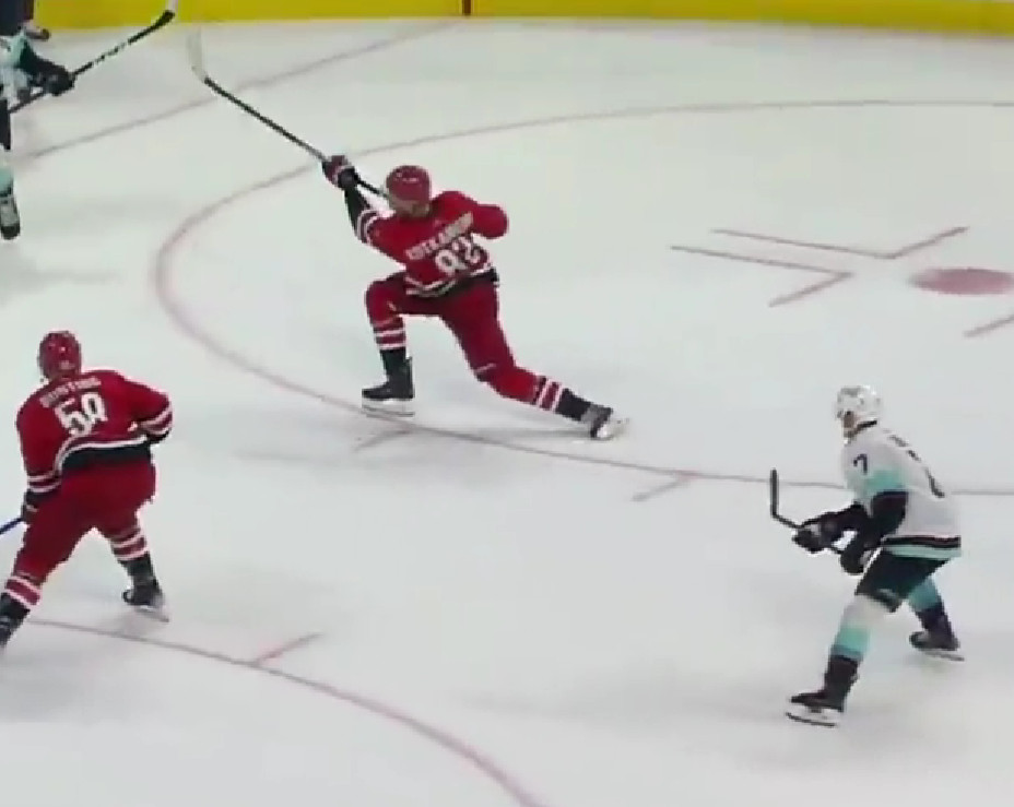 Après huit matchs, Jesperi Kotkaniemi est le meilleur pointeur des Hurricanes