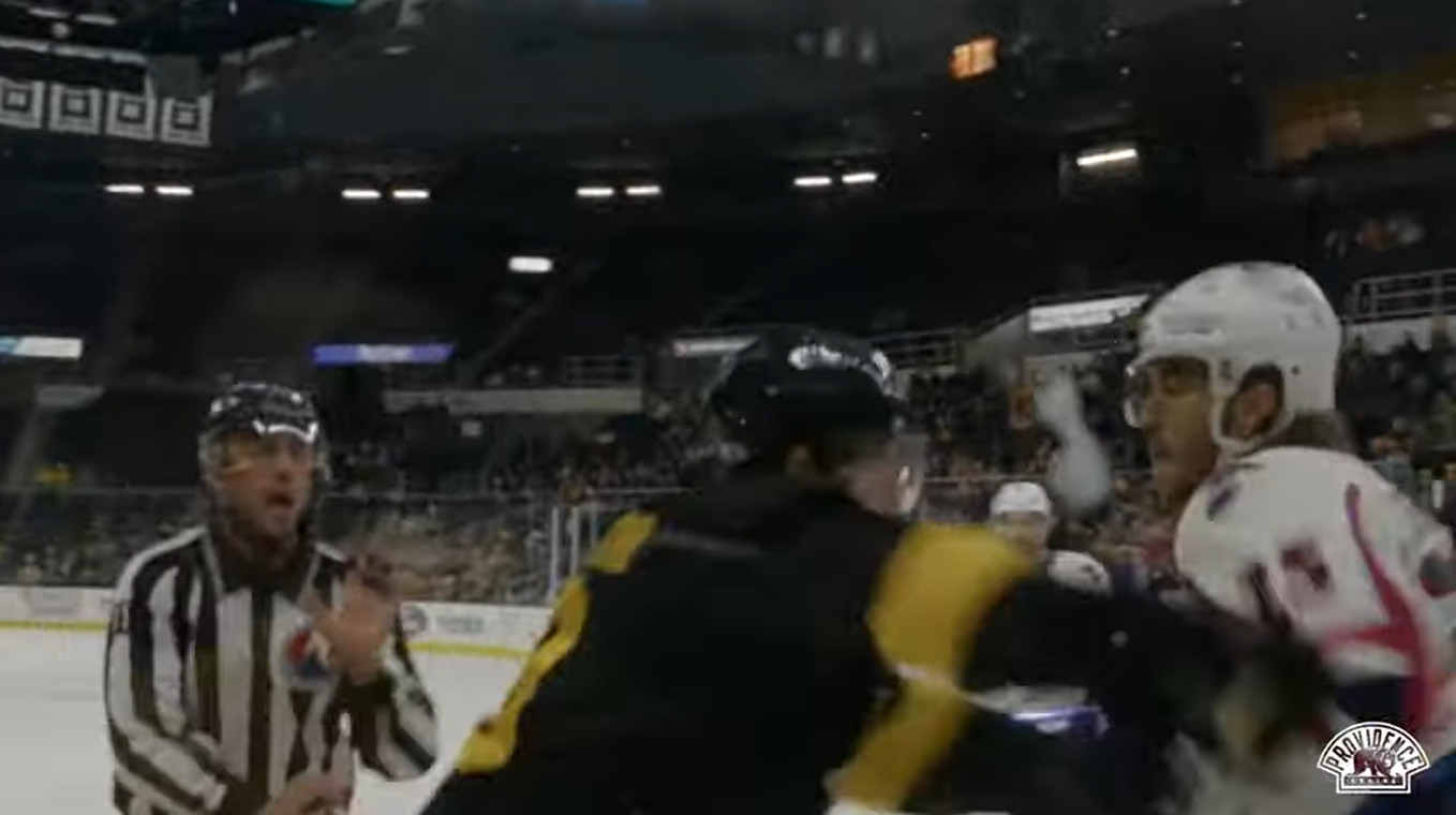 La majorité des joueurs du club-école des Bruins ont porté un protège-cou hier soir