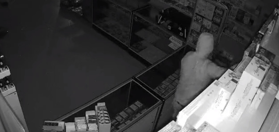 Magasin de cartes vandalisé : Georges Laraque demande de l'aide pour retrouver l'intrus