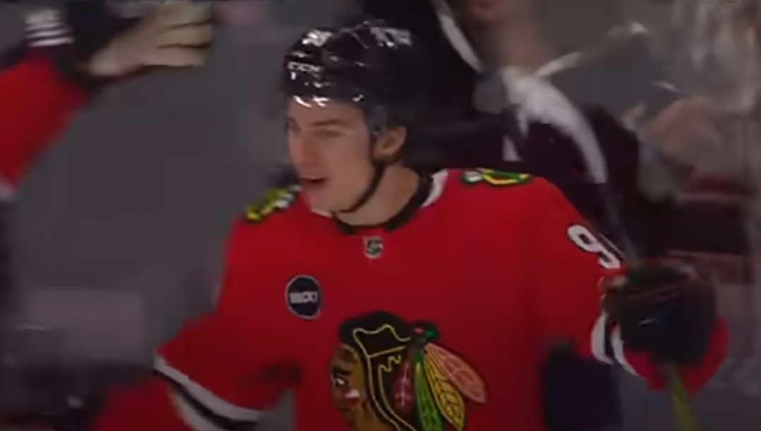 Top-5 : Connor Bedard inscrit le premier but des Hawks à domicile cette saison