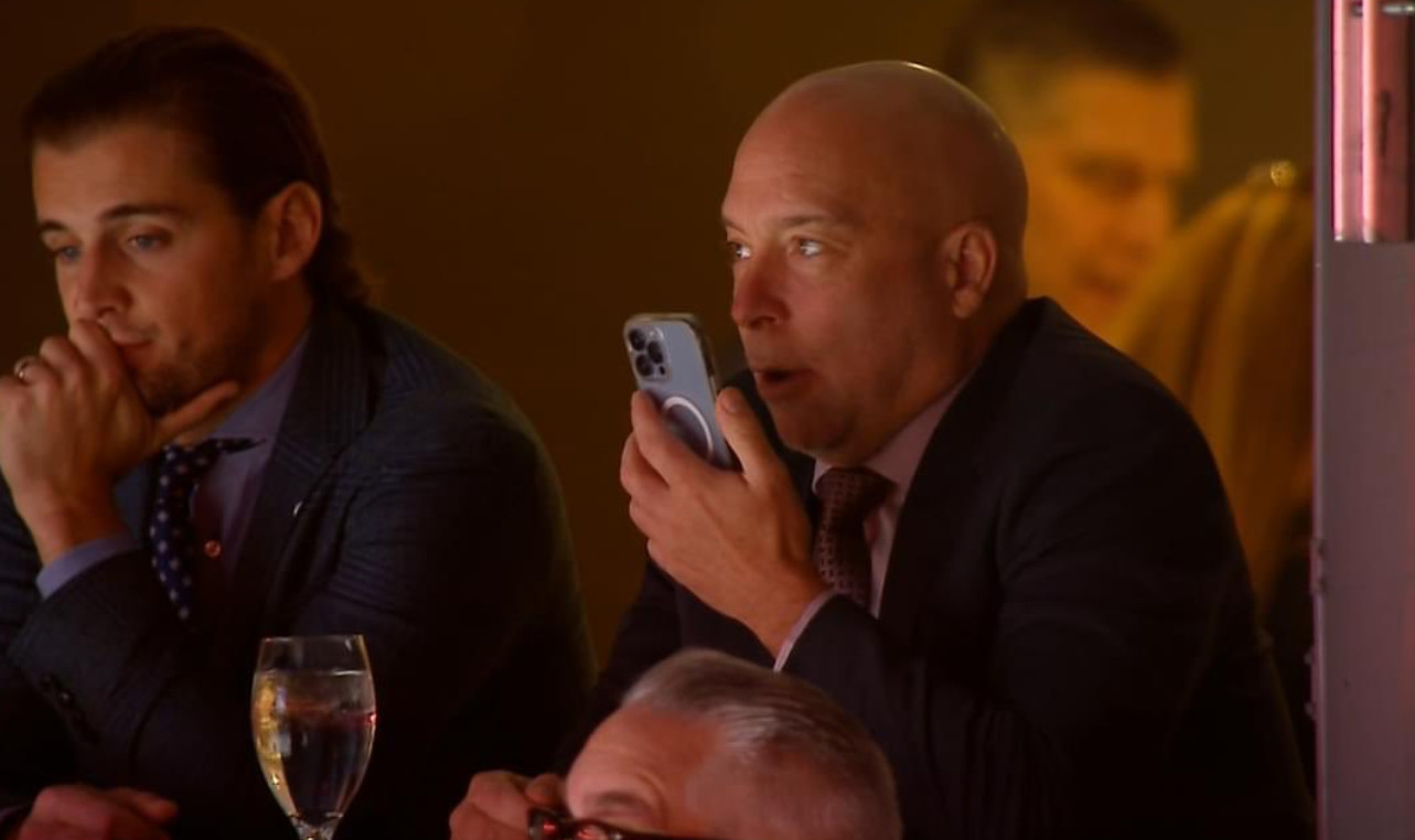 Chris Wideman a regardé le match avec Kent Hughes hier