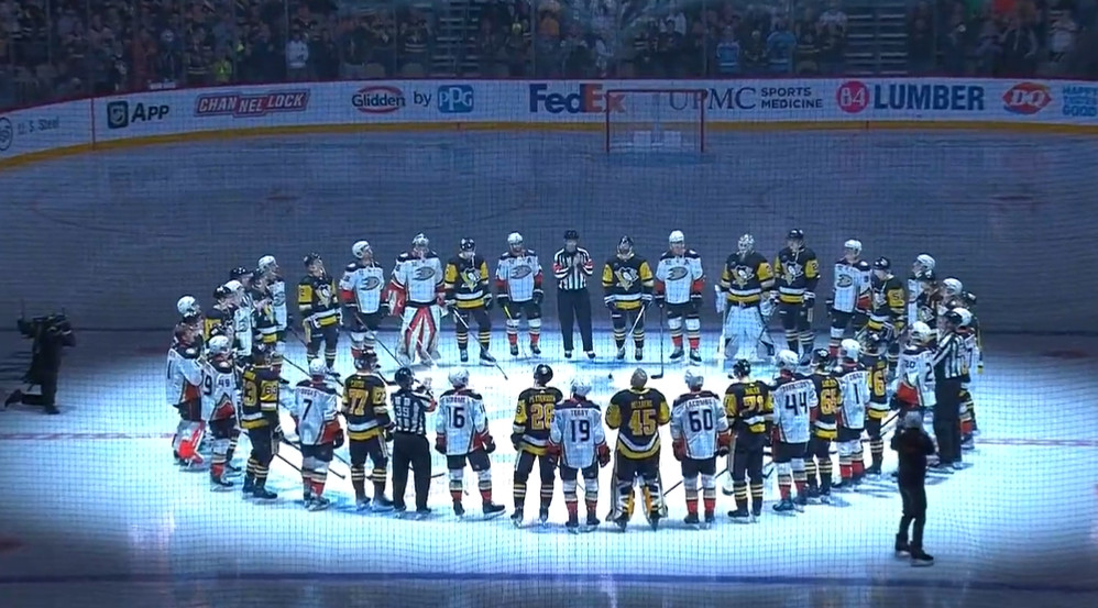 Vidéo : une ovation de la foule en l'honneur d'Adam Johnson