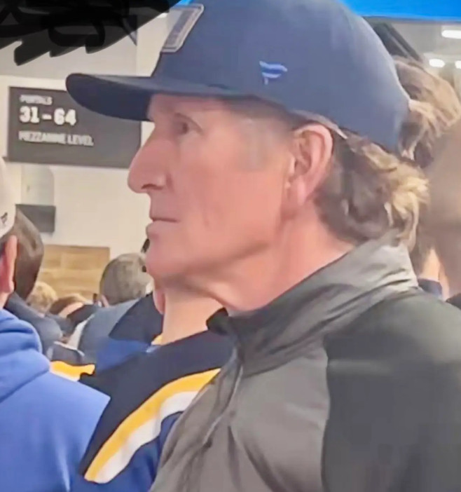 Mike Babcock aperçu au match des Blues avec une casquette du club