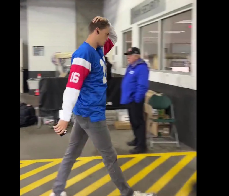 Vidéo : Joe Burrow arrive à son match avec un chandail des Alouettes