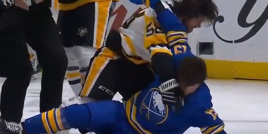 Kristopher Letang sort sa rage sur Peyton Krebs lors d'une mêlée