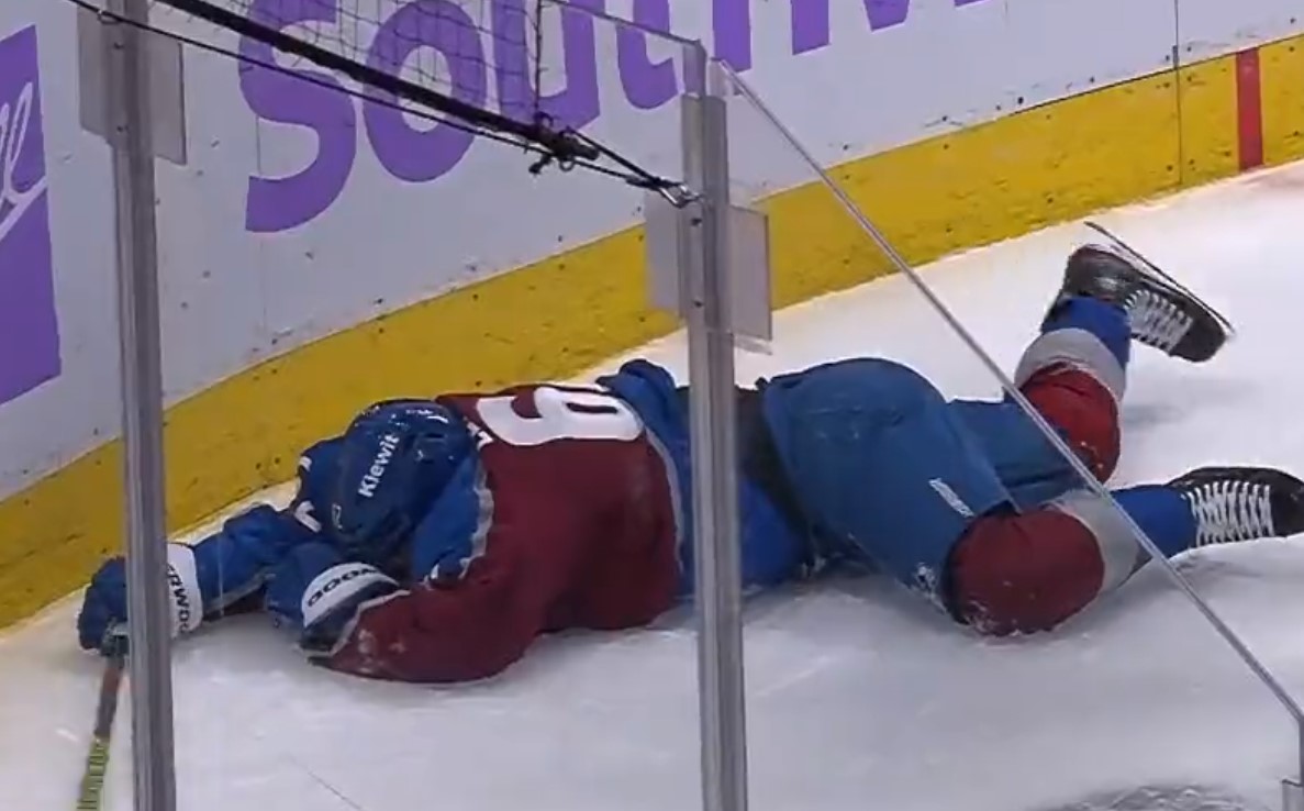 Top-5 : Artturi Lehkonen transporté à l'hôpital après une horrible chute