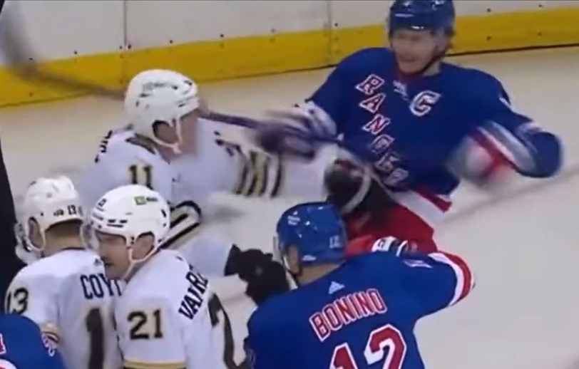 Top-5 : Jacob Trouba assène un dangereux coup de bâton à la tête de Trent Frederic