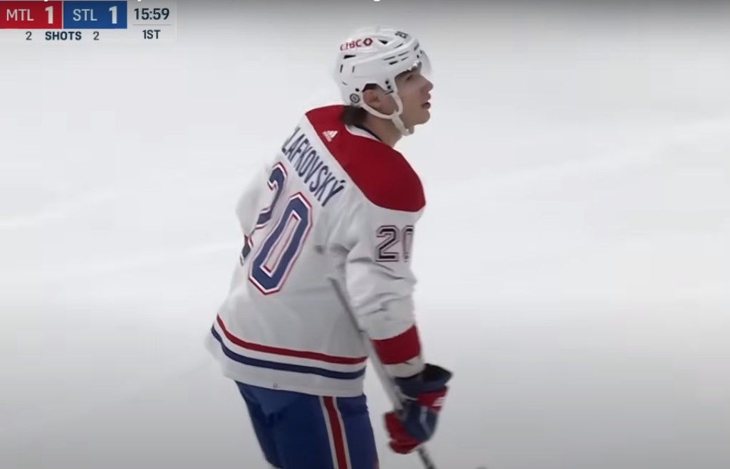 Nick Suzuki trouve injuste la vague de critiques envers Juraj Slafkovsky