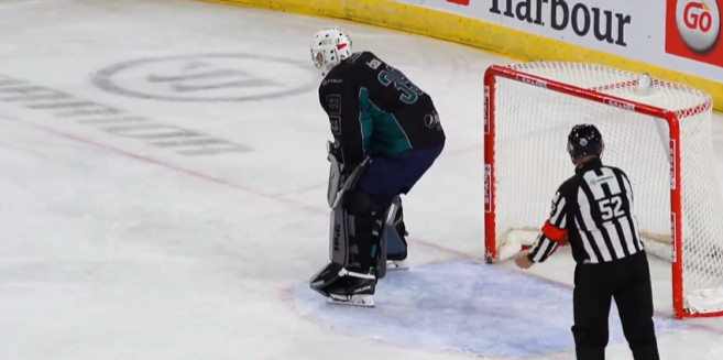Une légende du soccer joue son premier match de hockey professionnel