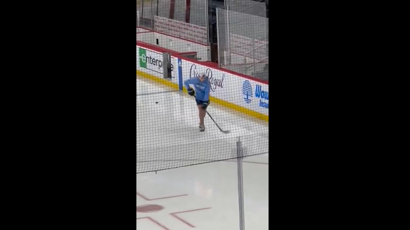 Ville Heinola : en gougounes sur la patinoire, huit semaines après une fracture de la cheville