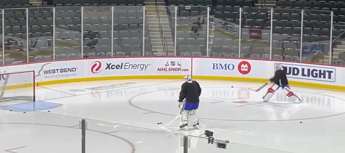 Cayden Primeau a sorti ses mains du dimanche à l'entraînement