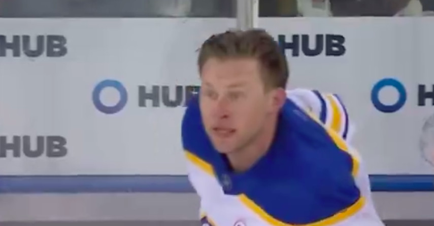 Erik Johnson a piqué une sainte crise aux arbitres