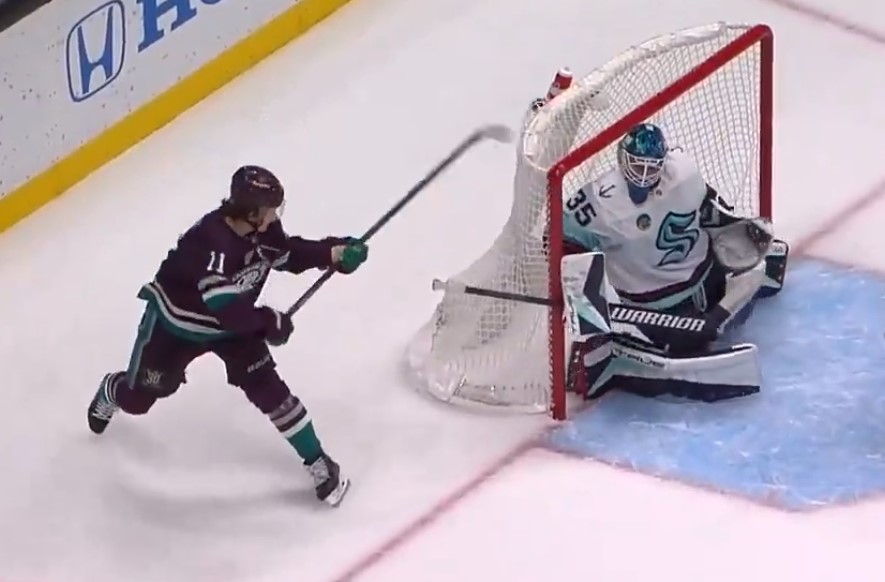 Top-5 : après Connor Bedard, Trevor Zegras inscrit un but Michigan dans la même soirée