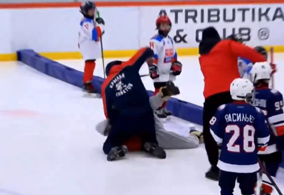 Russie : un entraîneur tabasse un homme devant des enfants (et le jeu a repris)