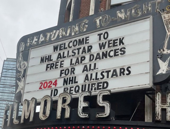 Match des étoiles : un bar de danseuses à Toronto offre des « lap dances » aux joueurs
