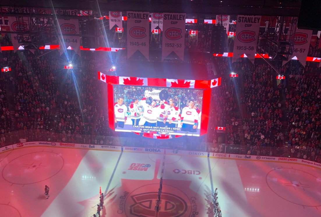 Patrick Roy honoré au Centre Bell durant l'hymne national