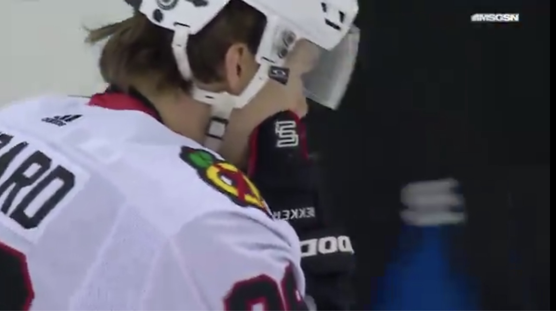 Durement frappé, Connor Bedard quitte le match contre les Devils