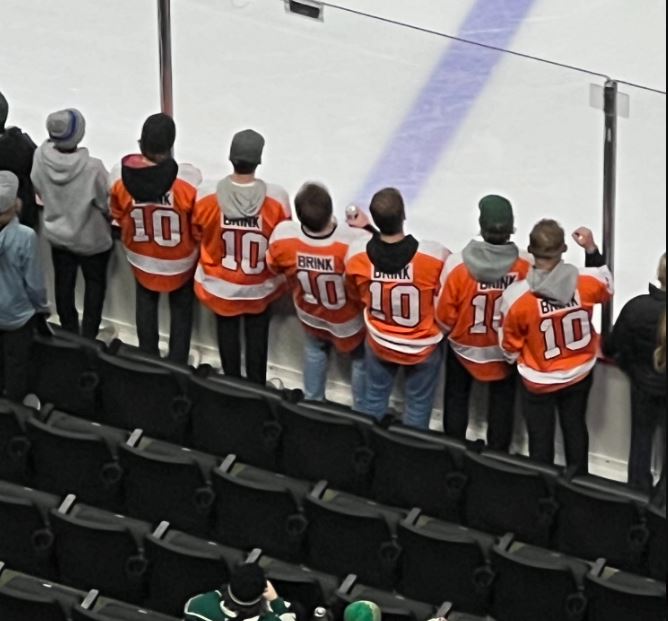 Natif du Minnesota, Bobby Brink est laissé de côté devant parents et amis