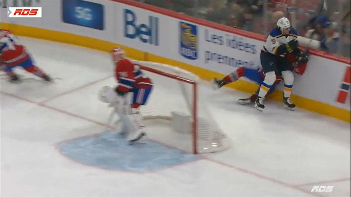 Sonné, Jordan Harris quitte la patinoire avec beaucoup de difficultés