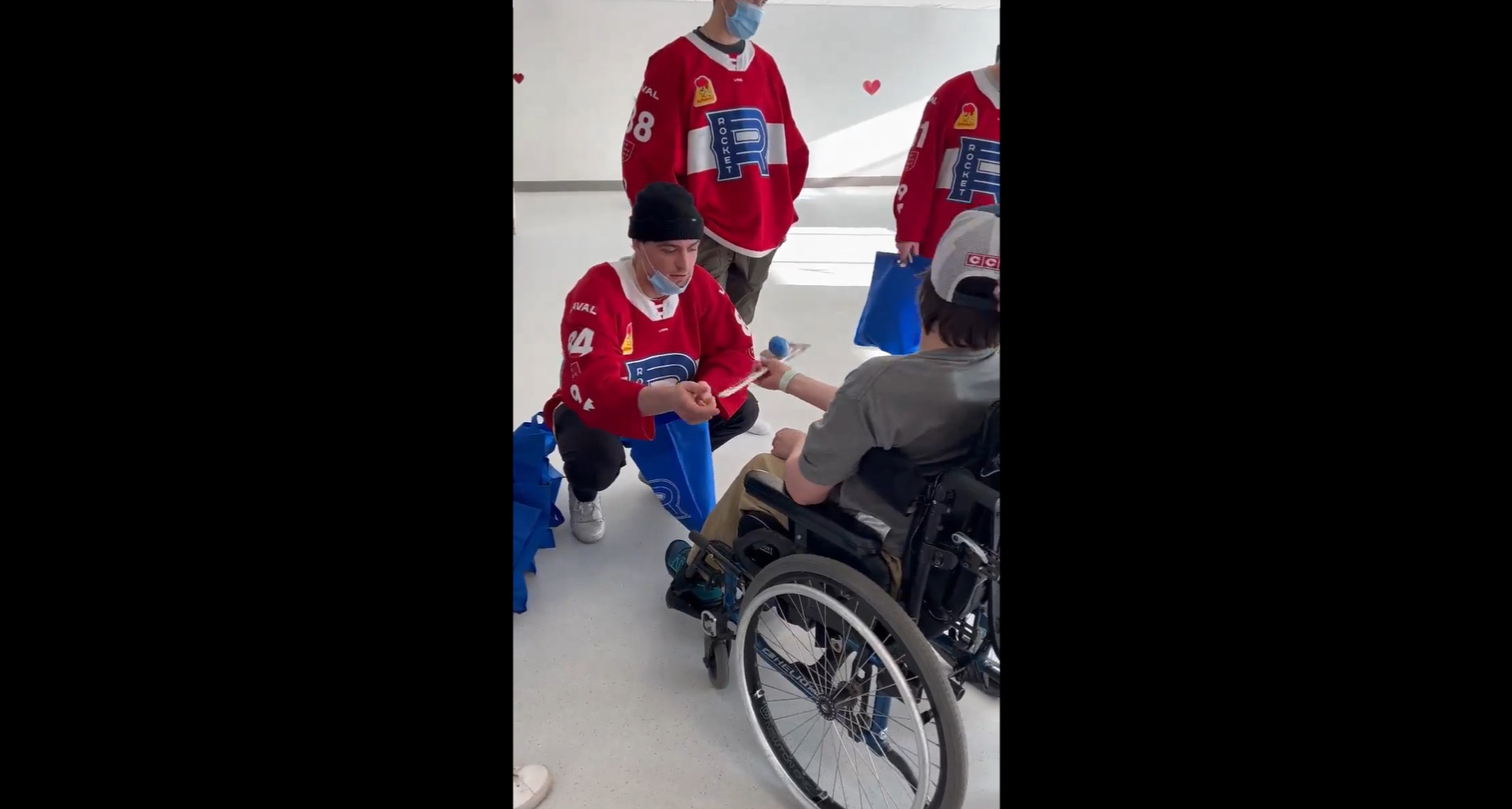 Les joueurs du Rocket ont visité les jeunes du Centre de réadaptation Marie Enfant aujourd'hui