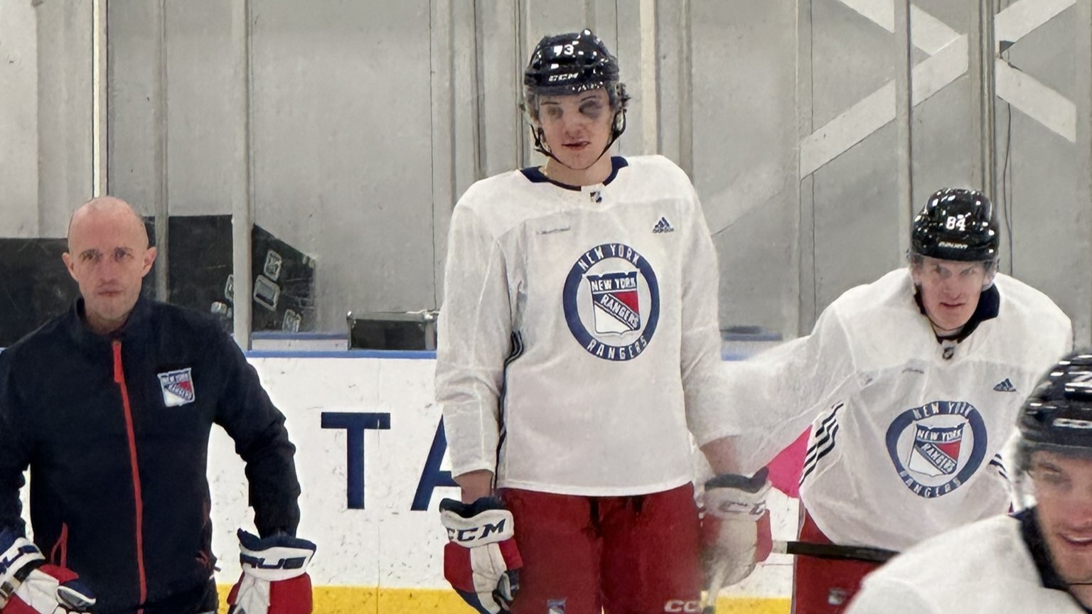 Amoché comme il est, après seulement 5 matchs&#8230; Matt Rempe devra se calmer