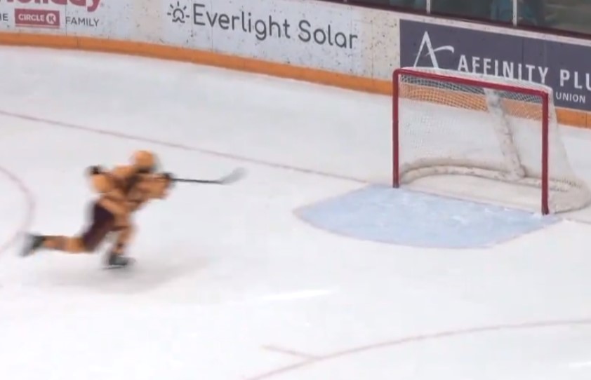 Top-5 : lancer frappé dans un filet désert (à la Ridly Greig) dans la NCAA féminine