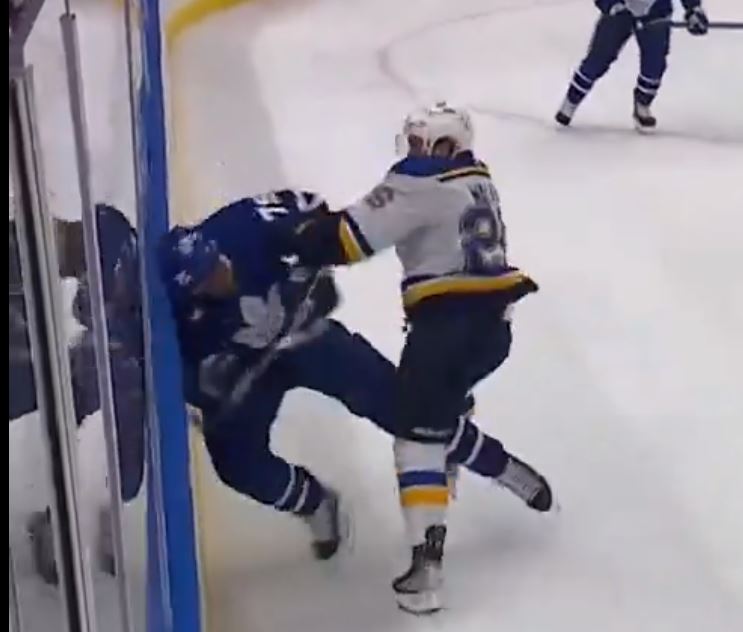 Top-5 : Ryan Reaves pulvérisé par un gars de 5 pieds 9 pouces