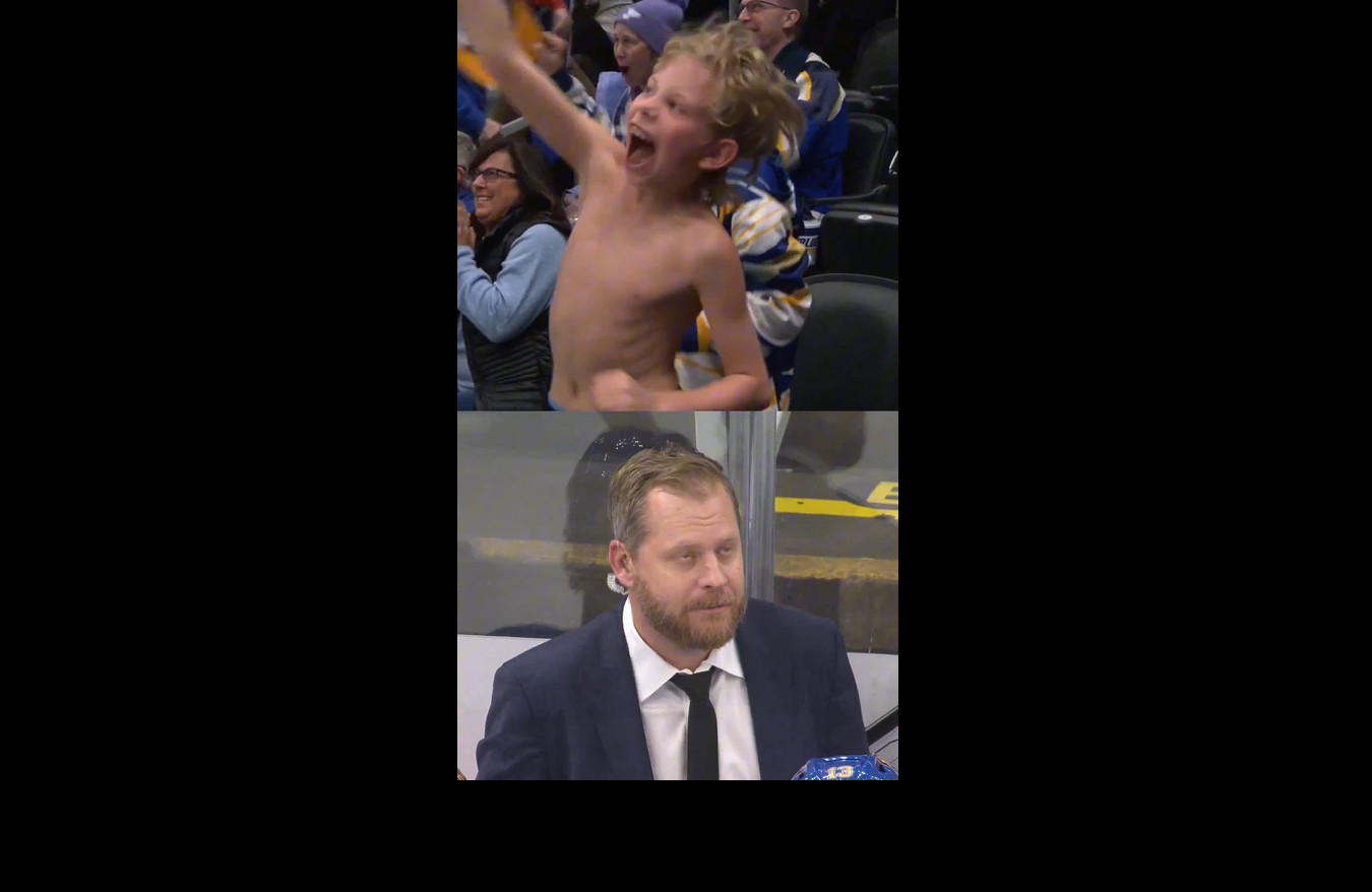 Le fils de Steve Ott enlève son chandail sur l'écran géant au match des Blues