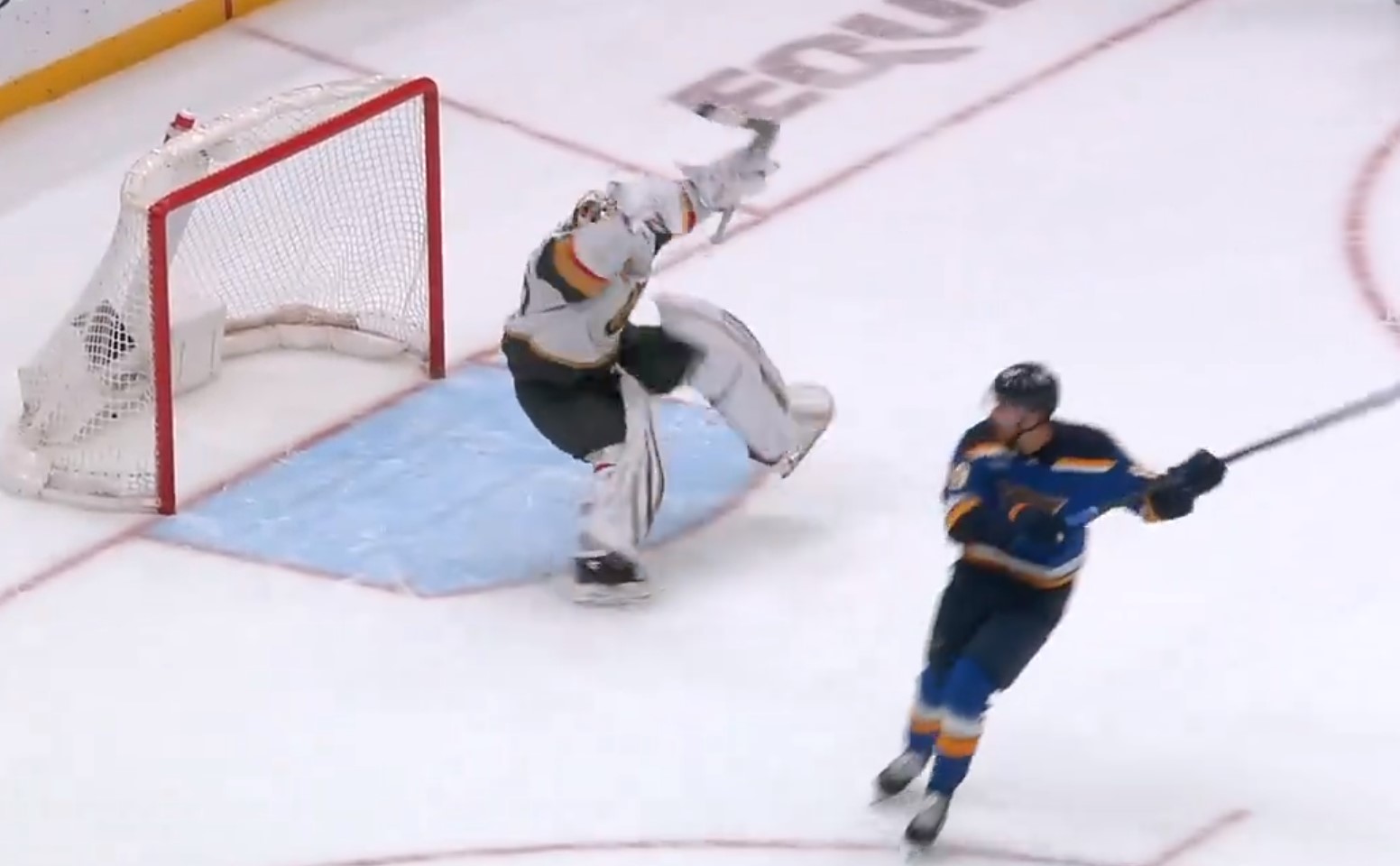 Top-2 : Logan Thompson effectue deux arrêts complètement spectaculaires