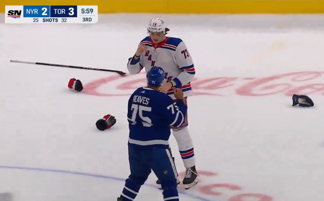 Top-5 : malgré son oeil au beurre noir, Matt Rempe jette les gants face à Ryan Reaves