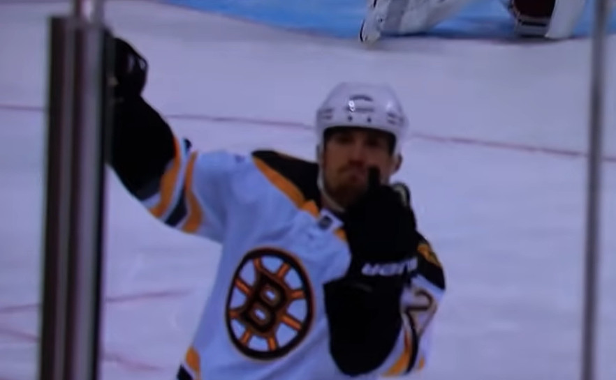 Doigt d'honneur à la foule du Centre Bell : Andrew Ference a reçu des dons de partisans pour payer son amende