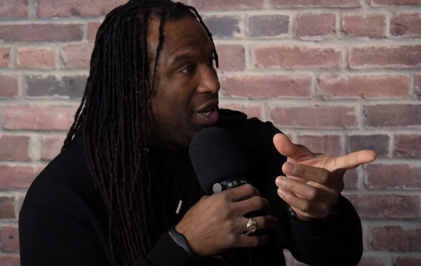 Georges Laraque a déjà « daté » une personne « queer » en pensant que c'était une femme