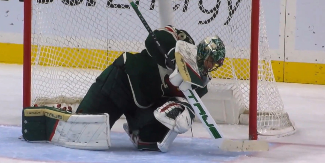 Ce moment où Marc-André Fleury décide lui-même de réparer un trou dans la glace