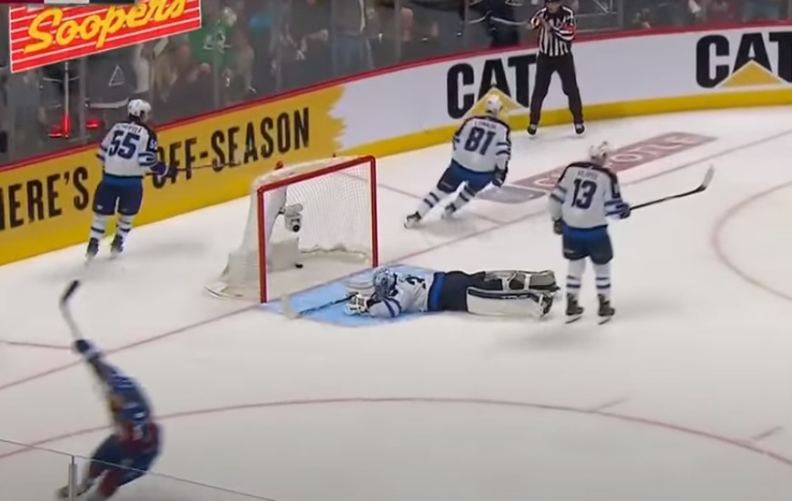 Connor Hellebuyck ne joue aucunement comme un favori pour le Vezina