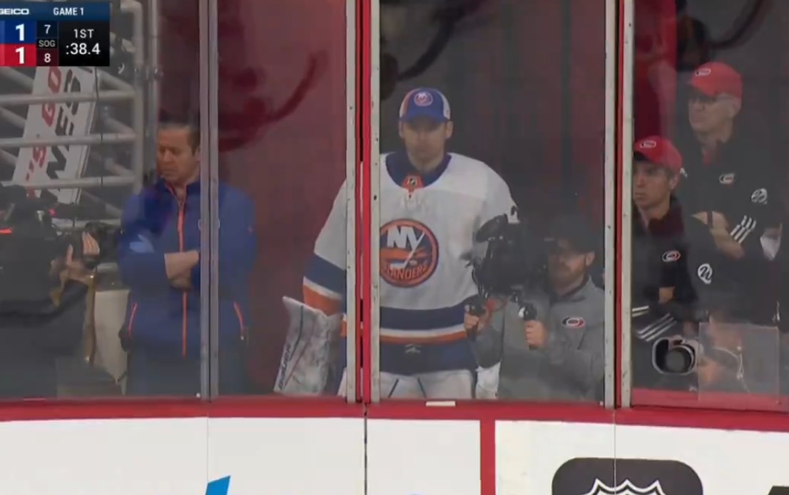 Vidéo virale : pas de chaise pour le gardien auxiliaire des Islanders?